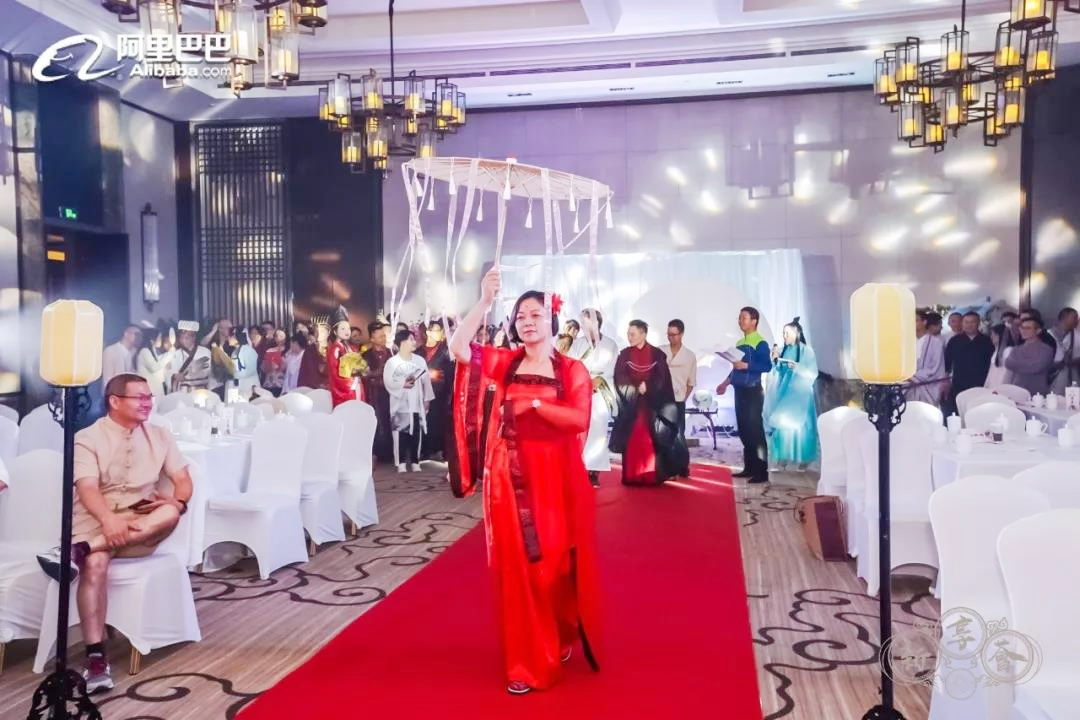 一襲紅色漢服撐傘走秀展示