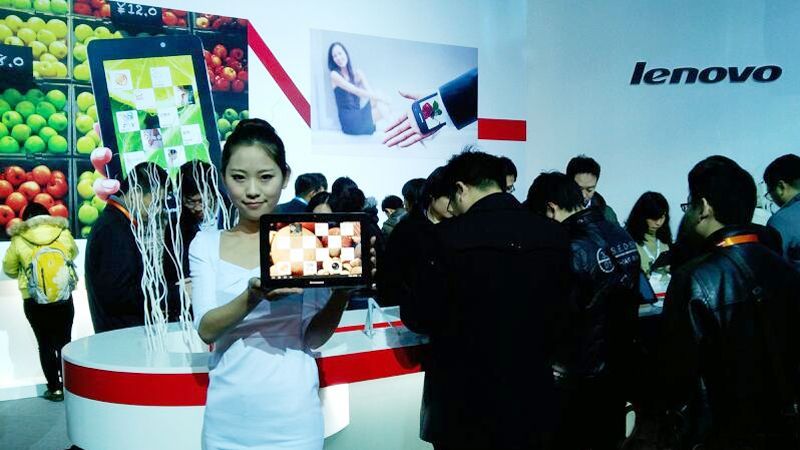 發(fā)布會(huì)現(xiàn)場(chǎng)體驗(yàn)區(qū)模特展示新品